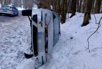 Szemud. Groźny poranek. 28-latek nie opanował auta na śliskiej nawierzchni.