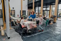  Rzeźbiarze, malarze i ceramicy tworzą przy Centrum Samorządowym w Szemudzie.