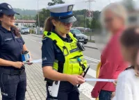 Wzmocnione patrole pod szkołami w całym powiecie! Policja apeluje do kierowców, dzieci i rodziców.