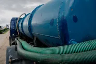 Problemy z wywozem szamba? Upewnij się, że spełniasz te warunki.