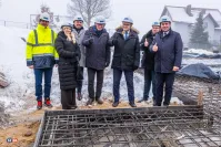 Kapsuła czasu wmurowana. Inwestycja SIM w Kielnie nabiera tempa.