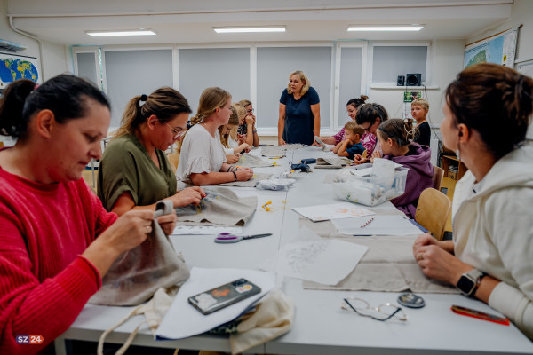Haft czepcowy. Tradycja, która łączy pokolenia w Łebieńskiej Hucie.