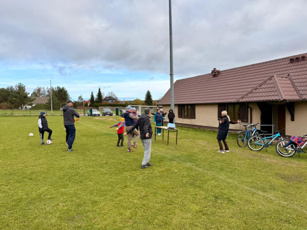 Piłka, Joga i Nordic Walking – trwa projekt Most miedzy Pokoleniami.