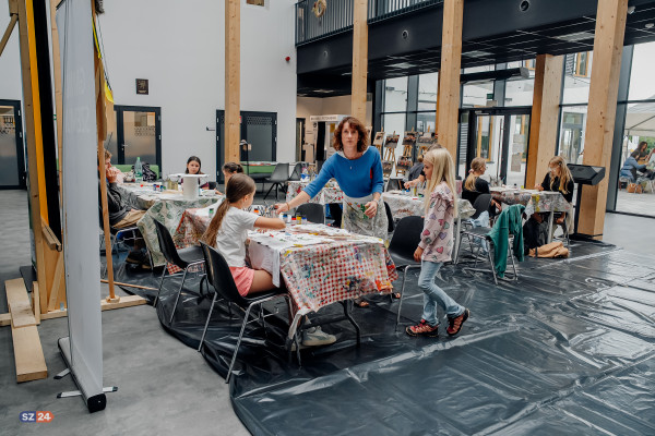  Rzeźbiarze, malarze i ceramicy tworzą przy Centrum Samorządowym w Szemudzie.