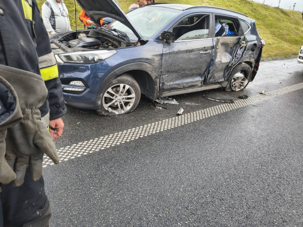 Kolizja na trasie S6. Ciężarówka najechała na uszkodzonego Hyundaia.