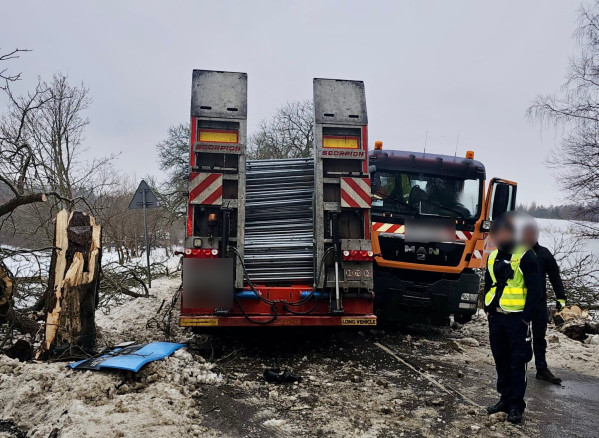 Dwie ciężarówki uderzyły w drzewa. Pięciogodzinna blokada trasy do Szemuda.
