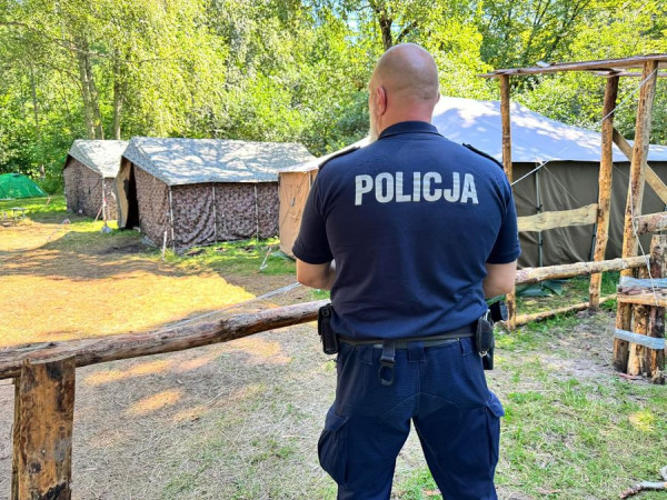 Wejherowscy policjanci kontrolują obozy harcerskie.