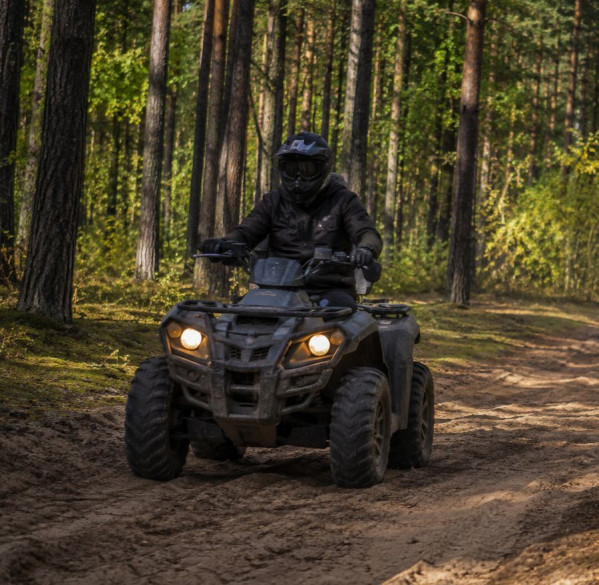 Bez rejestracji i badań technicznych wjeżdżają do lasów. Akcja policjantów z Szemuda.