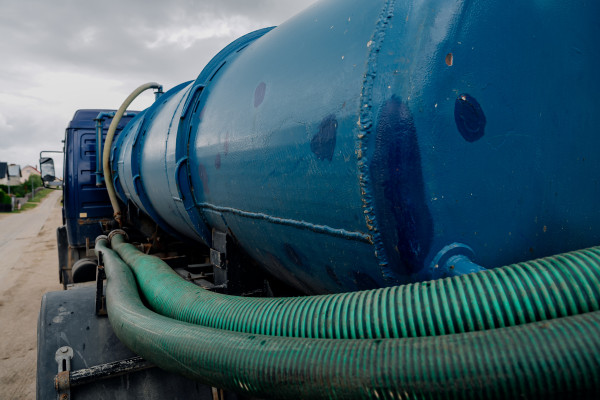 Problemy z wywozem szamba? Upewnij się, że spełniasz te warunki.